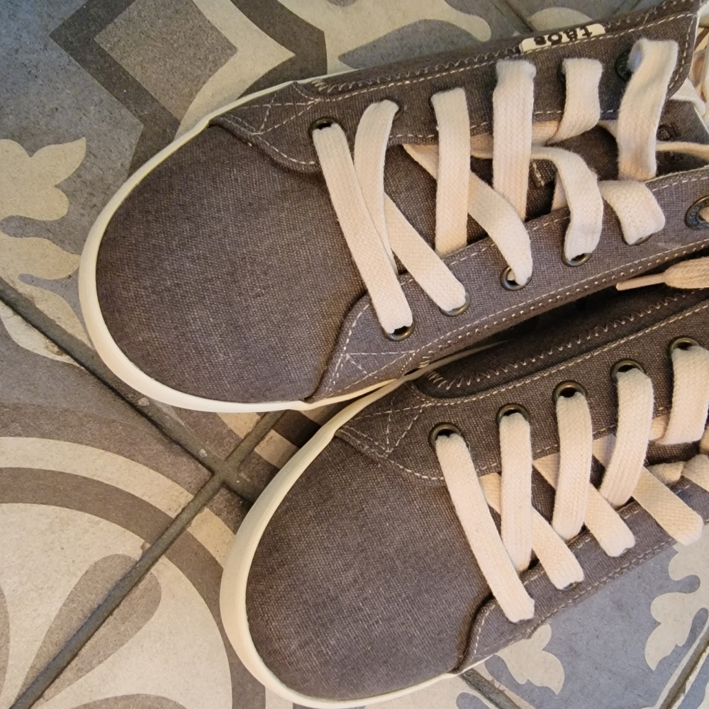 Täōs women's sneaker - Barely Used